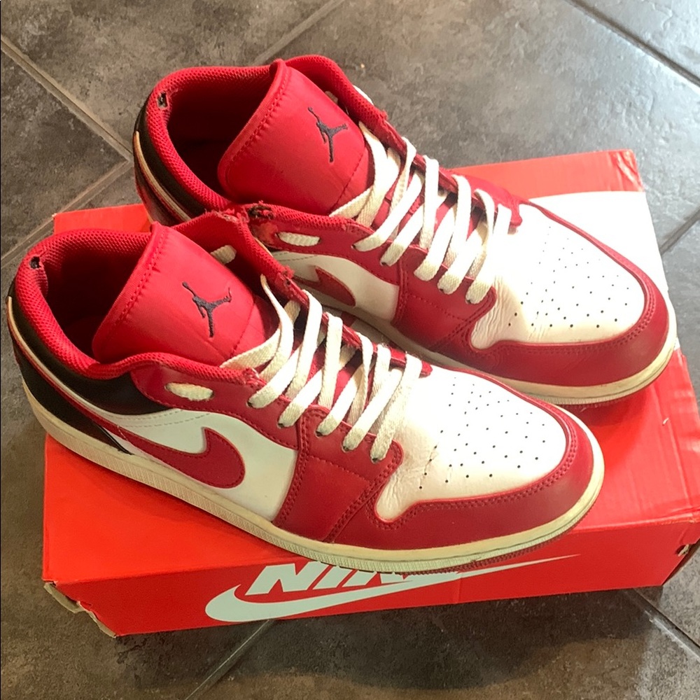 Jordan 1 low/ red, whit and black